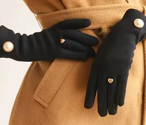 Dainty Pearl Gloves